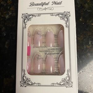 * 24 piece..press on nails